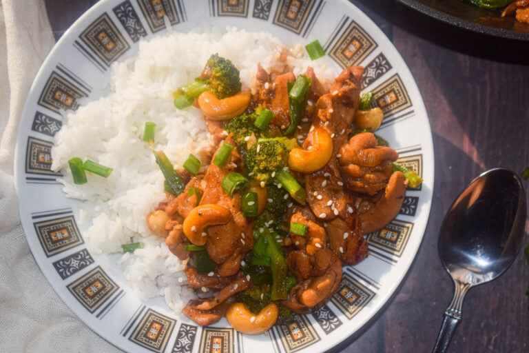 Chicken and Broccoli Stir Fry With Cashews